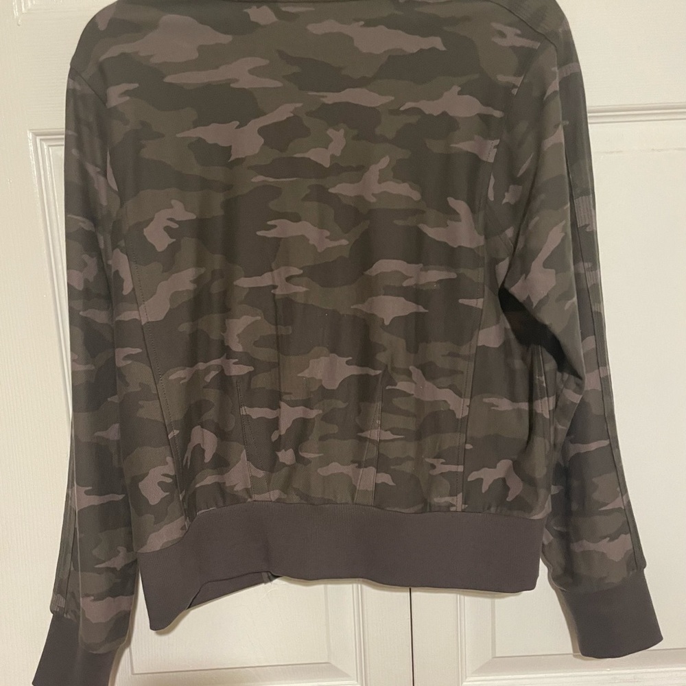 Athleta Farallon Olive Green Camo Print Ribbed Crew Neck Sweatshirt Size Medium. - Picture 7 of 8